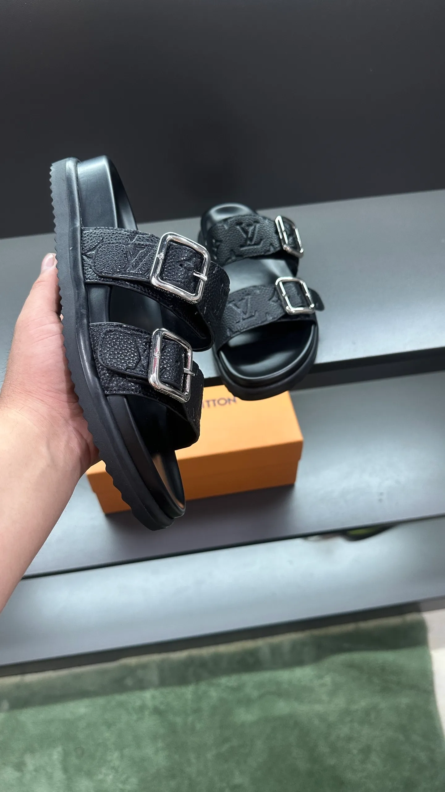 P320 🔍Top purchasing agent LV men's spring and summer slippers counter synchronized. The uppers are made of cowhide fabric imported from Italy, with logo graphics and high-quality craftsmanship. The soles are: original soles specially provided by the original factory. Exclusive molded soles are super comfortable. Original factory follow-up orders. 🔍🔍High quality. You can enter and exit the counter at will. Welcome to compare. Size 38-45